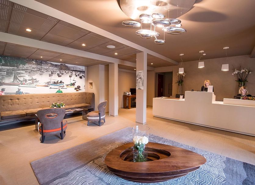 Front desk Photo