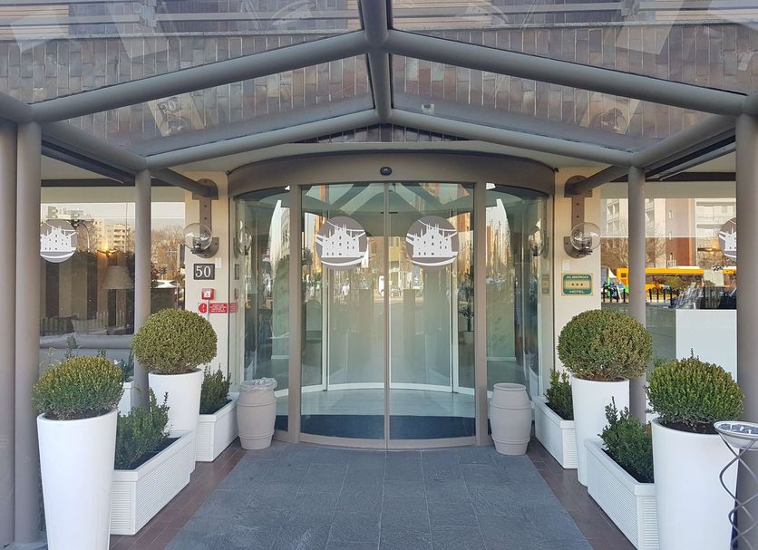 Hotel entrance Photo