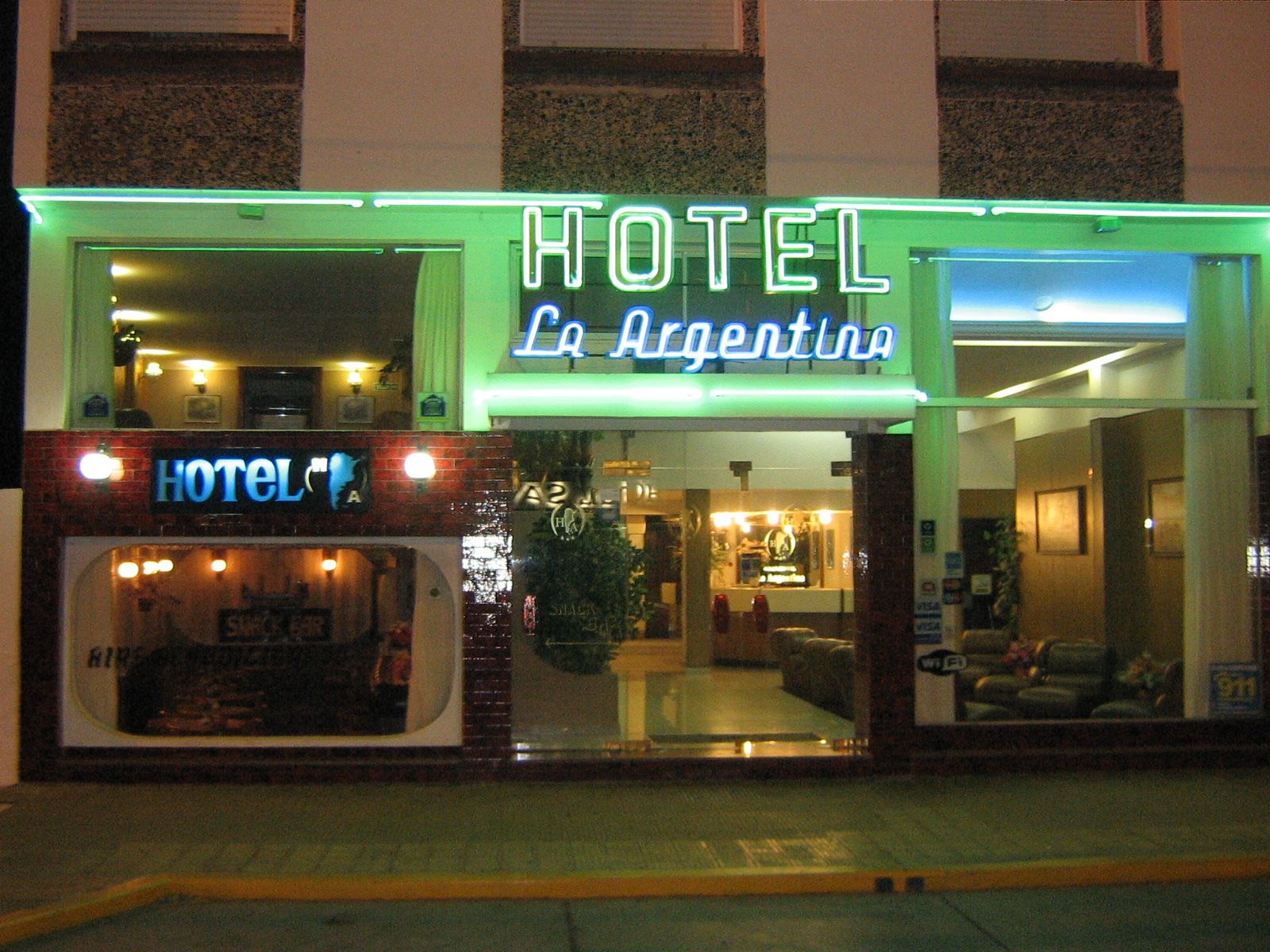 Hotel entrance Photo