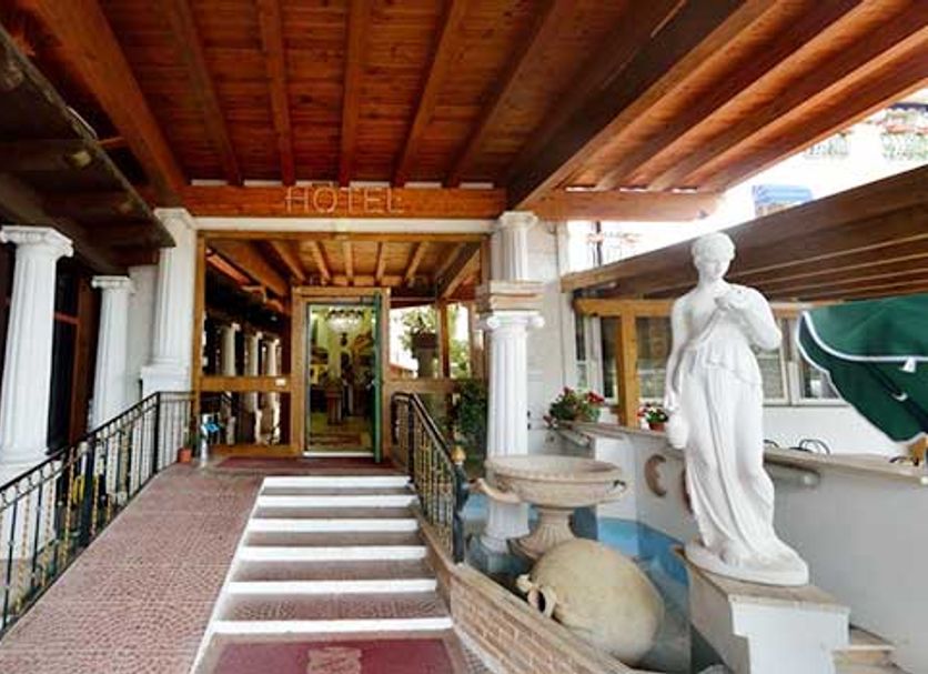 Hotel entrance Photo